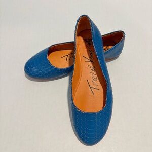 John Fluevog Travel Vogs MAUI Blue Embossed Leather Flats Size 6.5 Casual